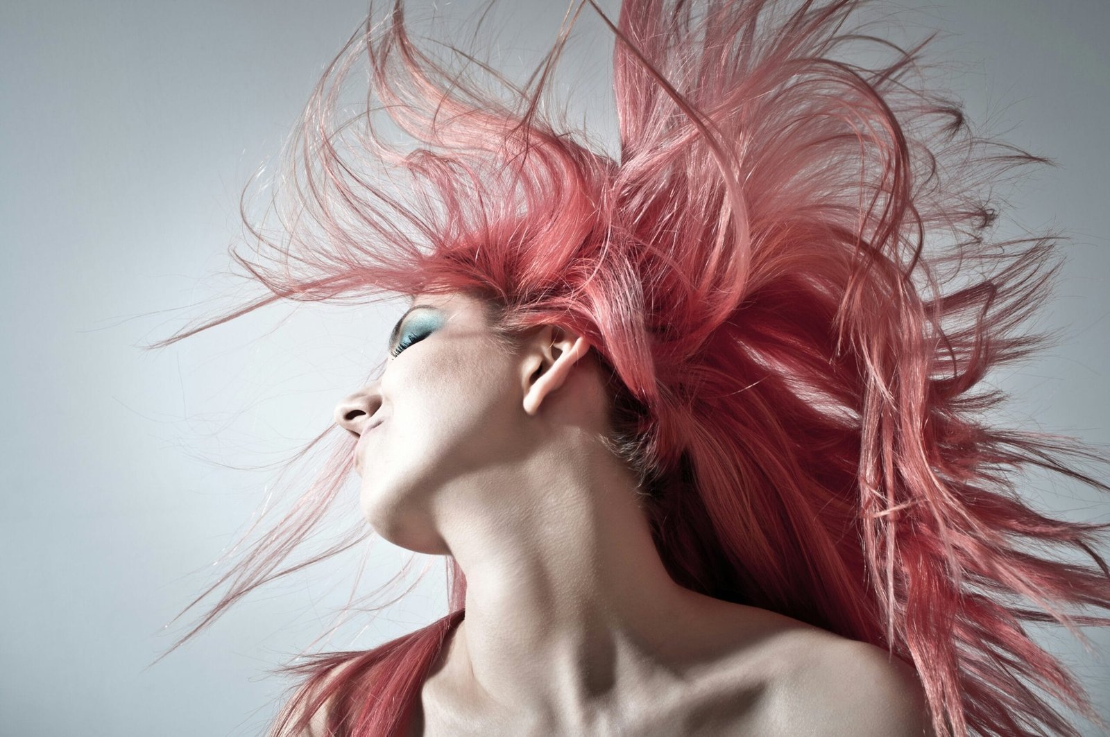 woman waving her hair “Top Elementos Crear Contenido Erótico”